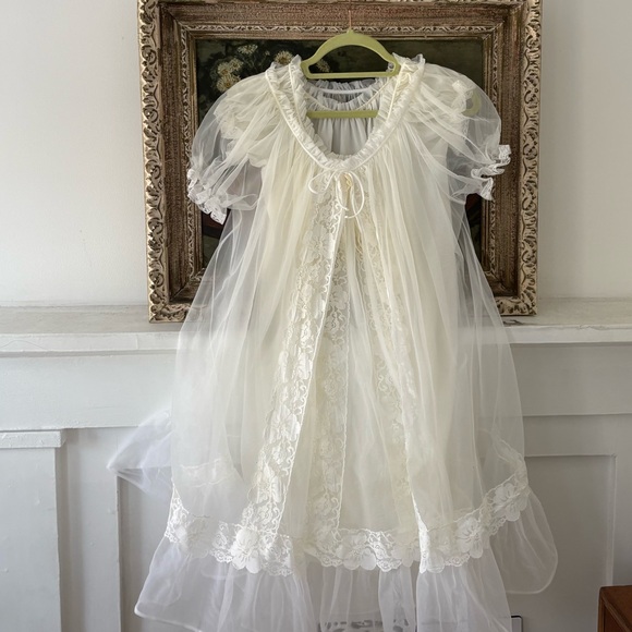 Vintage White and Cream Lace Slip & Robe - Picture 7 of 8